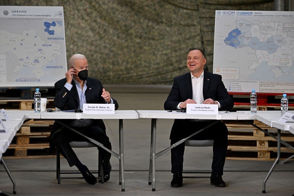 Joe Biden e Andrzej Duda conversam na Polônia