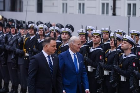 Andrzej Duda e Joe Biden passam soldados poloneses em revista