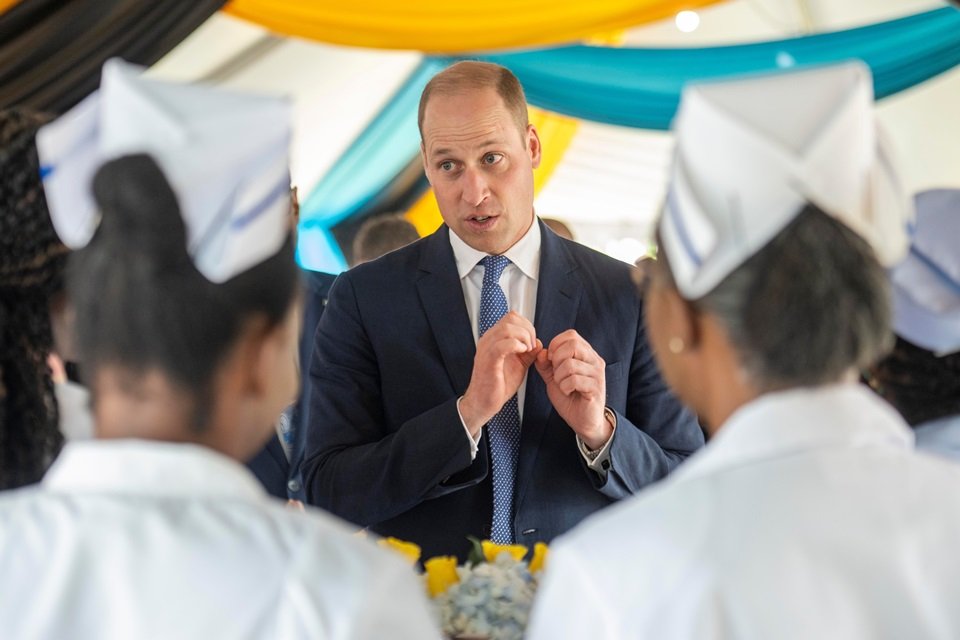 Foto colorida. Príncipe William de terno escuro