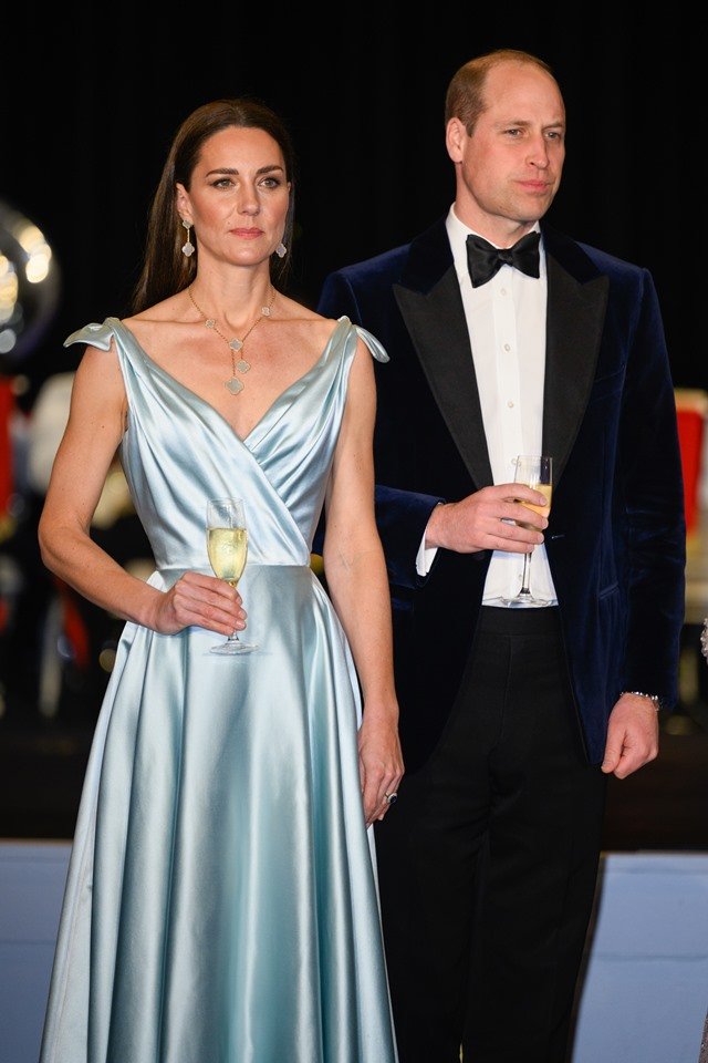 Foto colorida.  Príncipe William e Kate Middleton