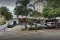Pizzaria é acusada de racismo após impedir jovem negro de comer à mesa