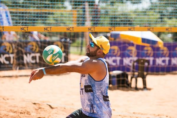 Homens jogando vôlei de praia no parque da cidade -Metrópoles