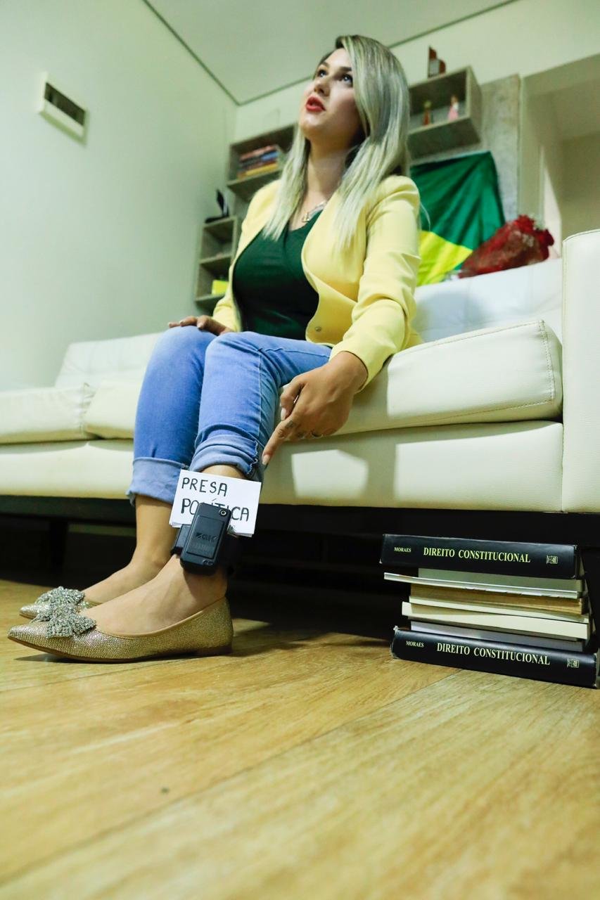 Sara Winter com a tornozeleira eletronica apos prisao STF