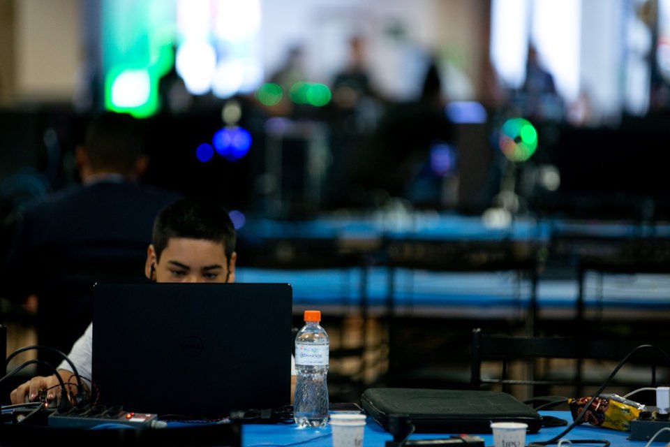 jovem olha para a tela de um computador
