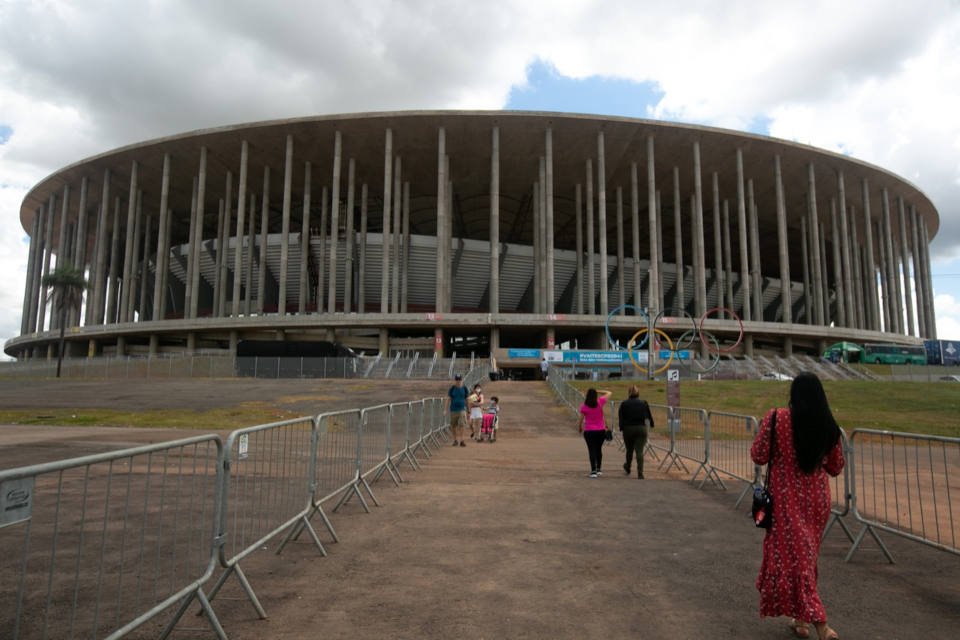 pessoas andando em frente ao estádio mané garrincha