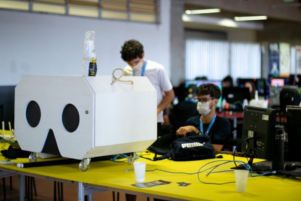 equipamento branco em cima de mesa amarela