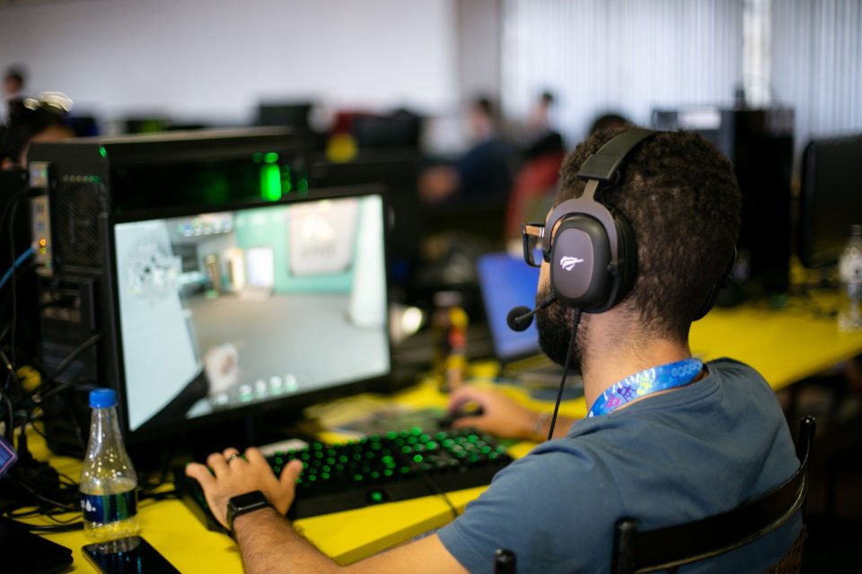 jovem joga vídeo game