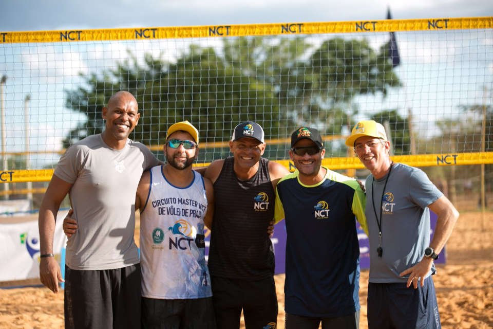 homens sorrindo