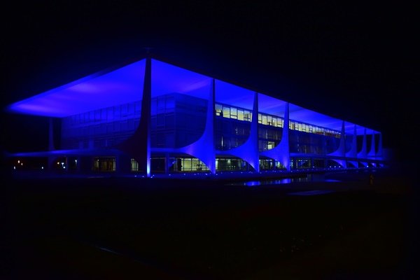prédio colorido de azul em campanha de conscientização contra o câncer colorretal