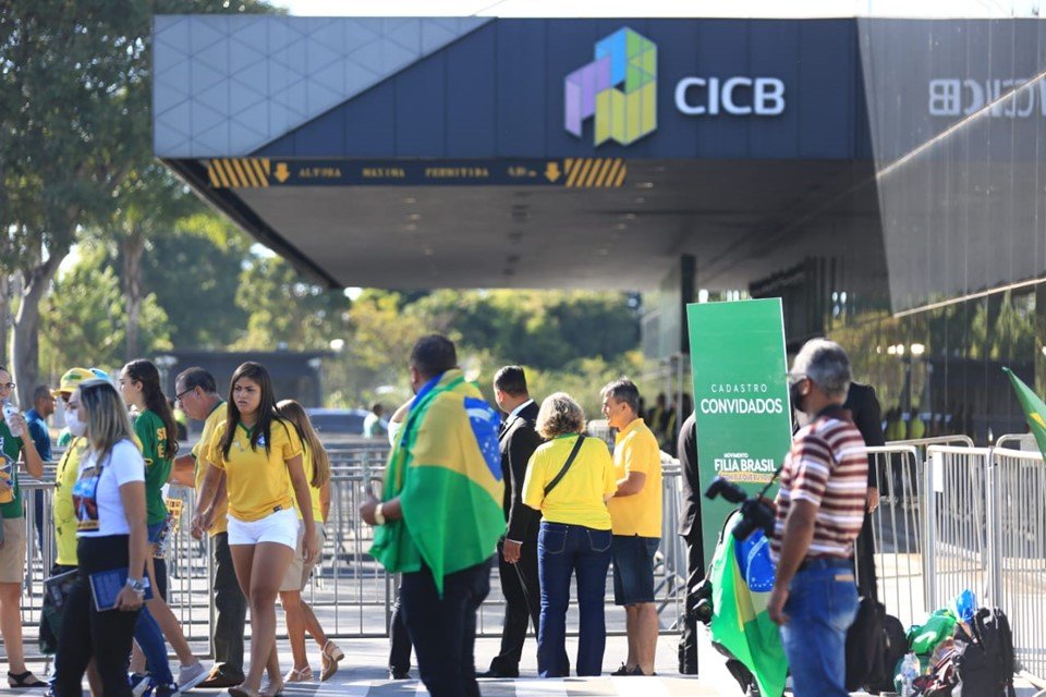 Fachada do CICB com várias pessoas usando verde e amarelo