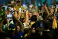 Vídeo. Apoiador dá presente a Bolsonaro e pede abraço: “Abraço hétero”
