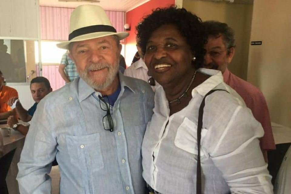 Famílias dormindo na rua não é de Deus”, afirma Benedita em reunião com  Lula