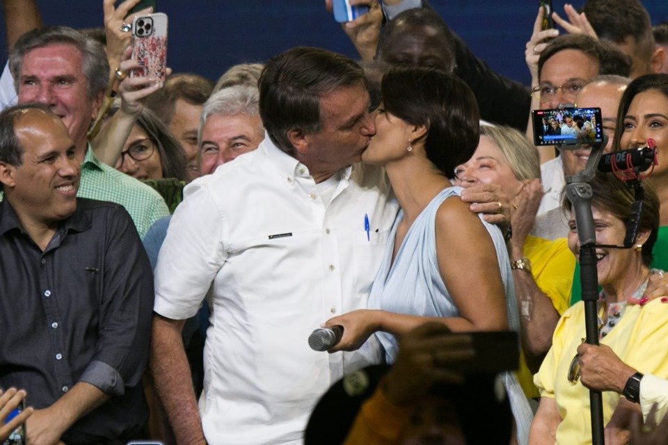 Bolsonaro beija a primeira-dama Michelle
