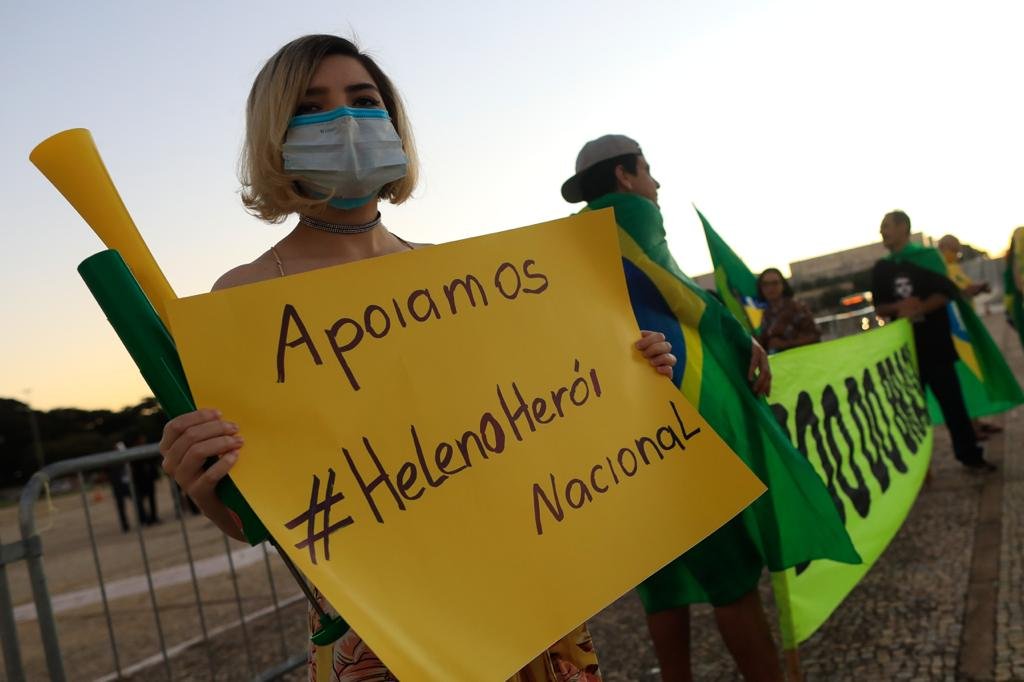 Manifestantes pró Bolsonaro com cartazes atacando o STF