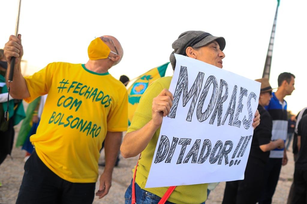 Manifestantes pró Bolsonaro com cartazes atacando o STF