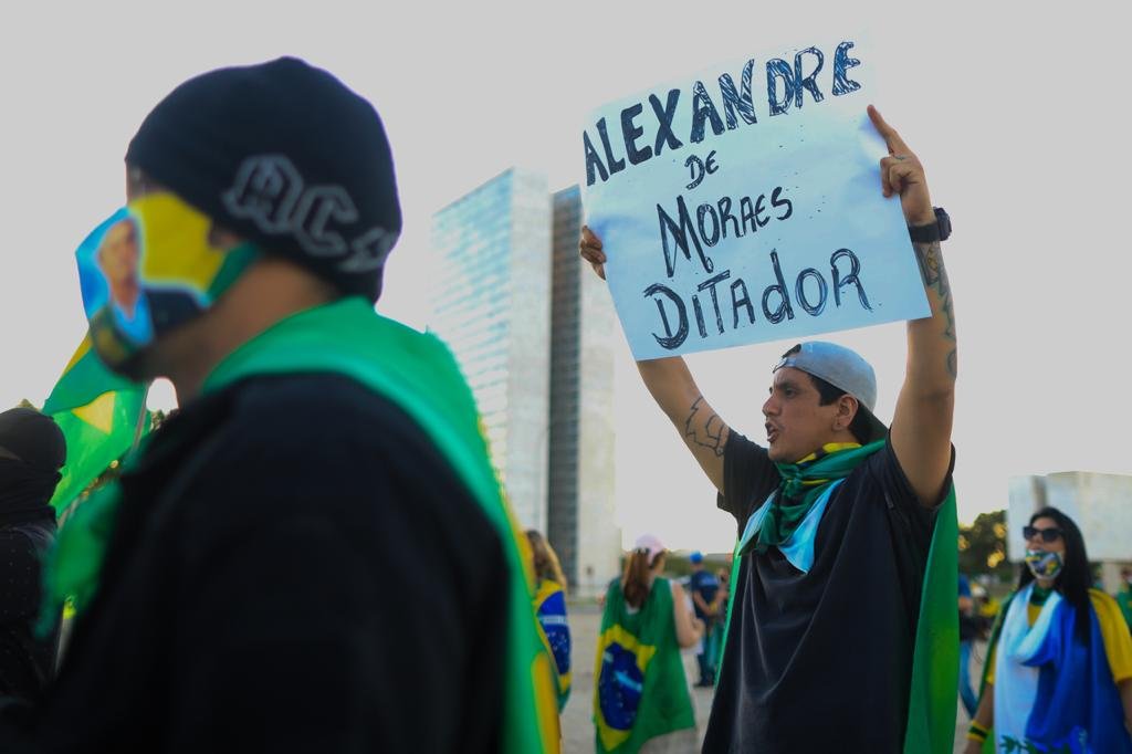 Manifestantes pró Bolsonaro com cartazes atacando o STF