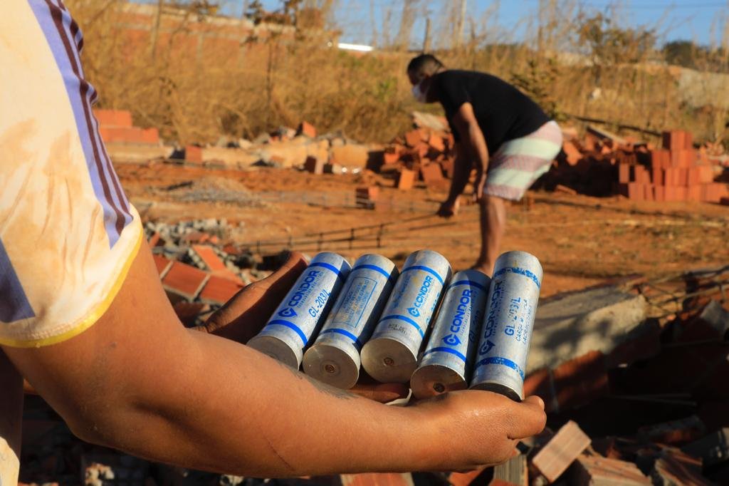 morador mostra capsulas de bomba de gásAssentamento 26 setembro após derrubadas feitas pelo DF Legal7