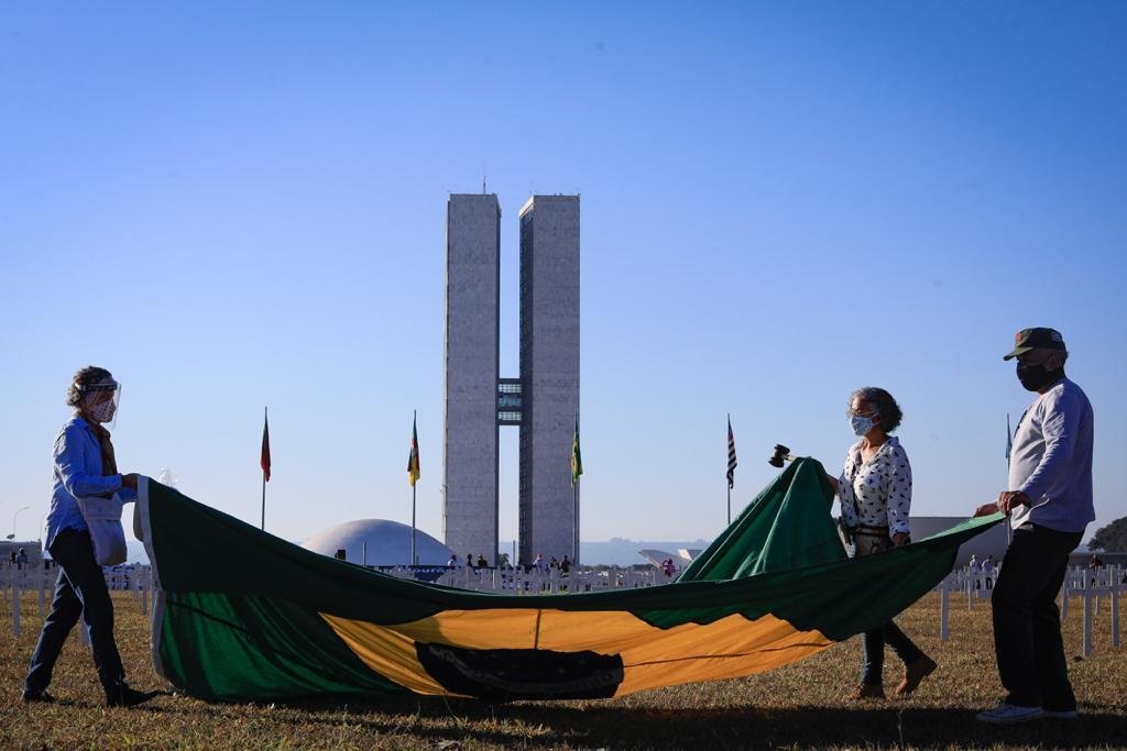 Protesto Stop Bolsonaro coloca mil cruzes na Esplanada