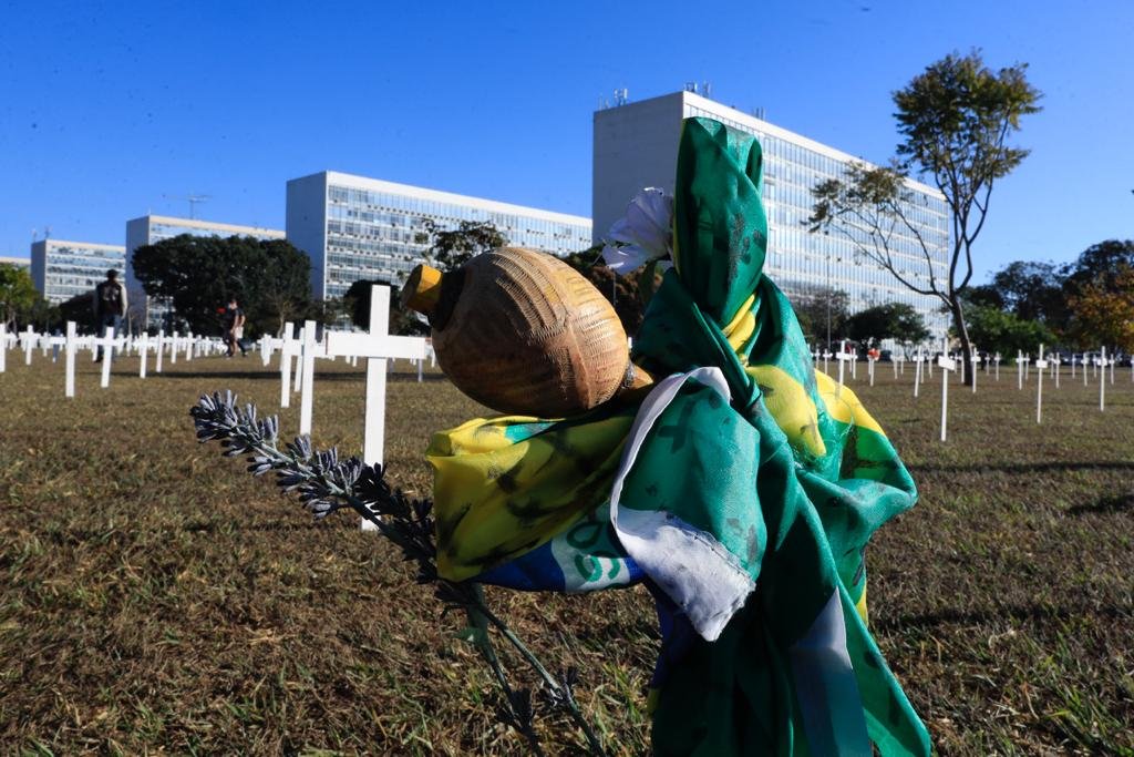 Protesto Stop Bolsonaro coloca mil cruzes na Esplanada