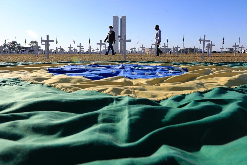 Protesto Stop Bolsonaro coloca mil cruzes na Esplanada