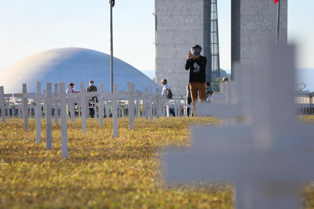 Protesto Stop Bolsonaro coloca mil cruzes na Esplanada