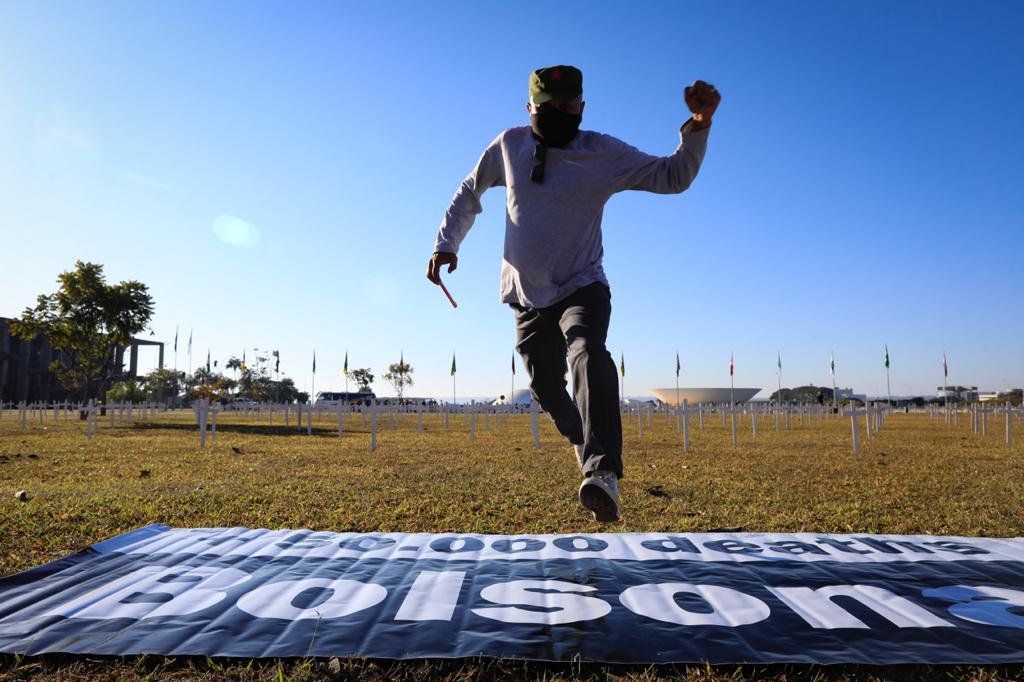 Protesto Stop Bolsonaro coloca mil cruzes na Esplanada