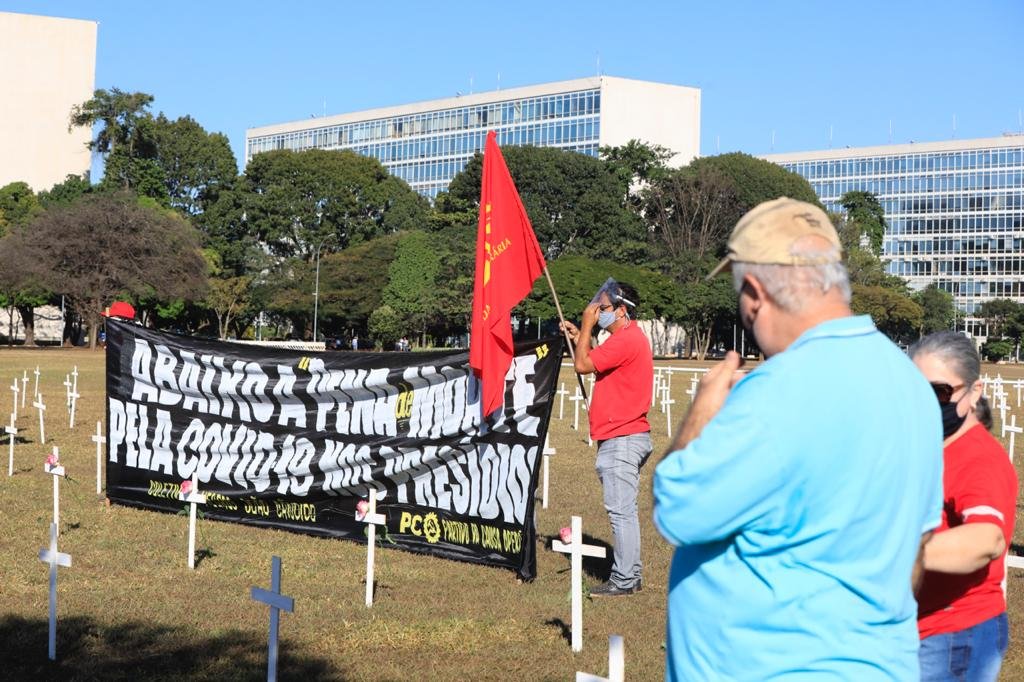 Protesto Stop Bolsonaro coloca mil cruzes na Esplanada