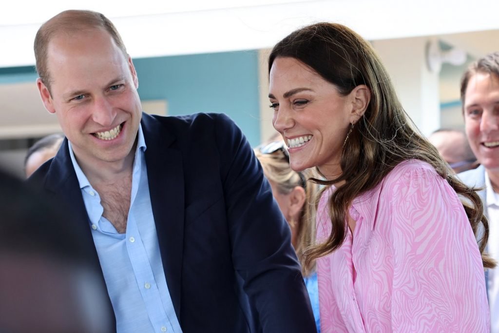 Foto colorida. Príncipe William e Kate Middleton