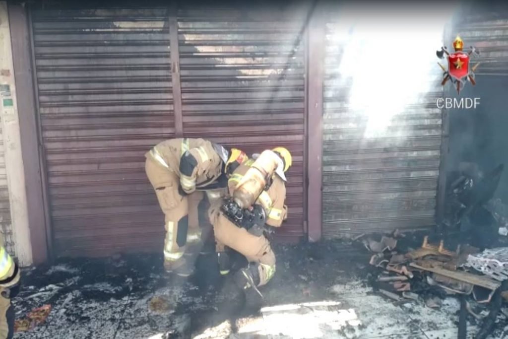 Bombeiros combatem incêndio