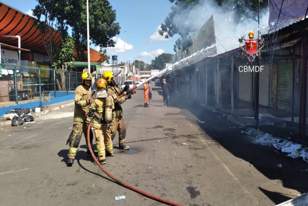 Bombeiros jogam água em fogo