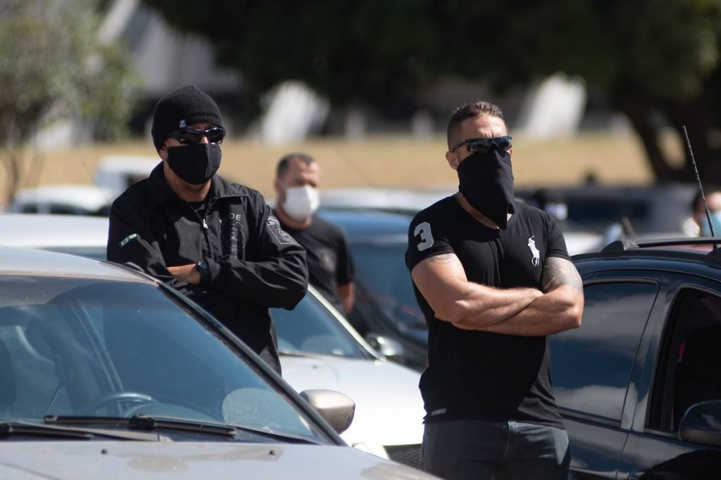 Homens de braços cruzados