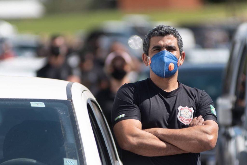 Homem de máscara azul