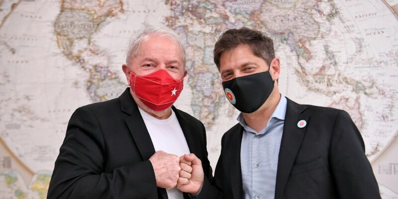 Lula e o governador de Buenos Aires, Axel Kicillof, posam para foto encostando os punhos. Eles usam máscara - Metrópoles