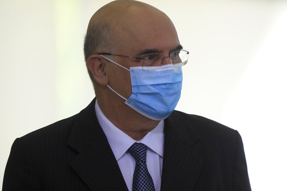 Ministro da Educação, Milton Ribeiro em posse do ministro da Saúde, Marcelo Queiroga. Ele olha pro lado, de máscara e terno - Metrópoles
