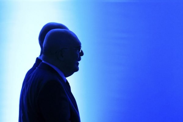 Ministro da Educação, Milton Ribeiro caminha com pessoa em Base Aérea de Brasília sob luz azul - Metrópoles