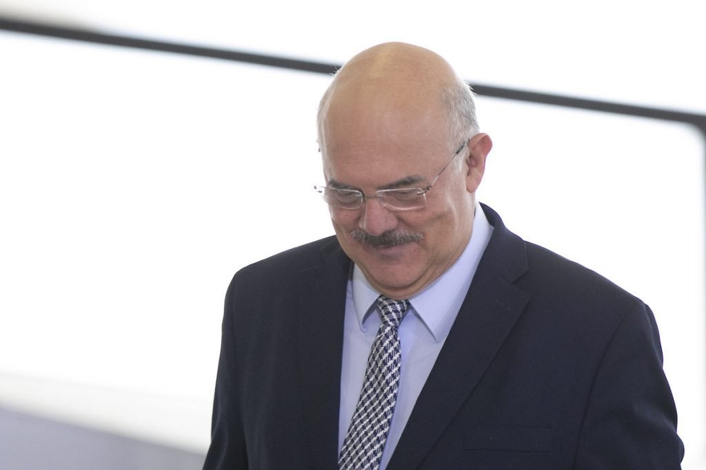 Ministro da Educação, Milton Ribeiro caminha em rampa no Planalto em cerimônia de assinatura do reajuste do piso salarial dos professores do ensino básico. Ele sorri - Metrópoles