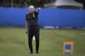 Técnico Tite durante treino na Granja Comary