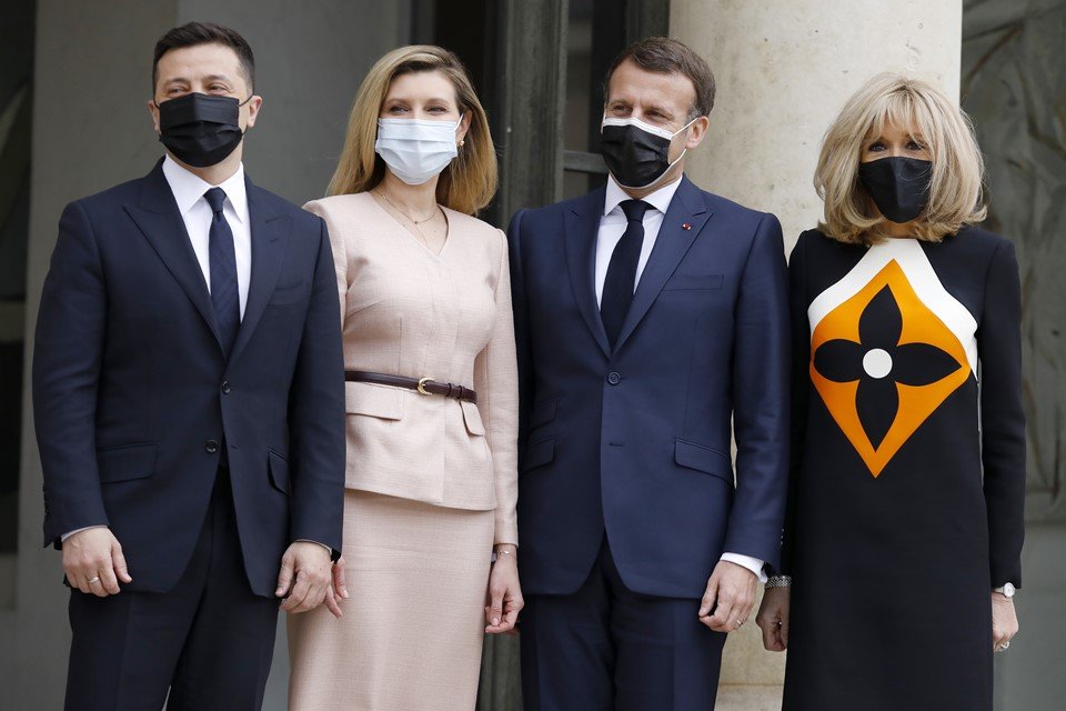 Os casais Volodymyr Zelensky e Olena Zelenska, da Ucrânia, e Emmanuel e Brigitte Macron, da França se encontram em público. Todos usam máscaras - Metrópoles