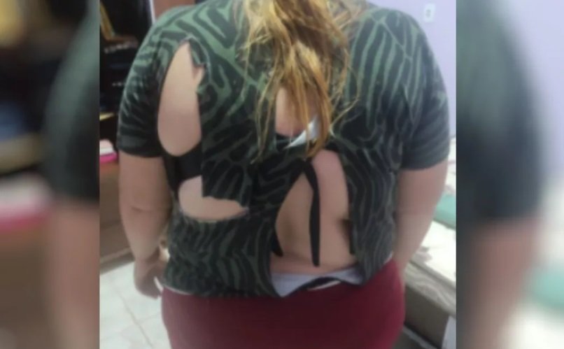 Foto mostra que mulher ficou com blusa rasgada após agressão em Jaraguá, em Goiás