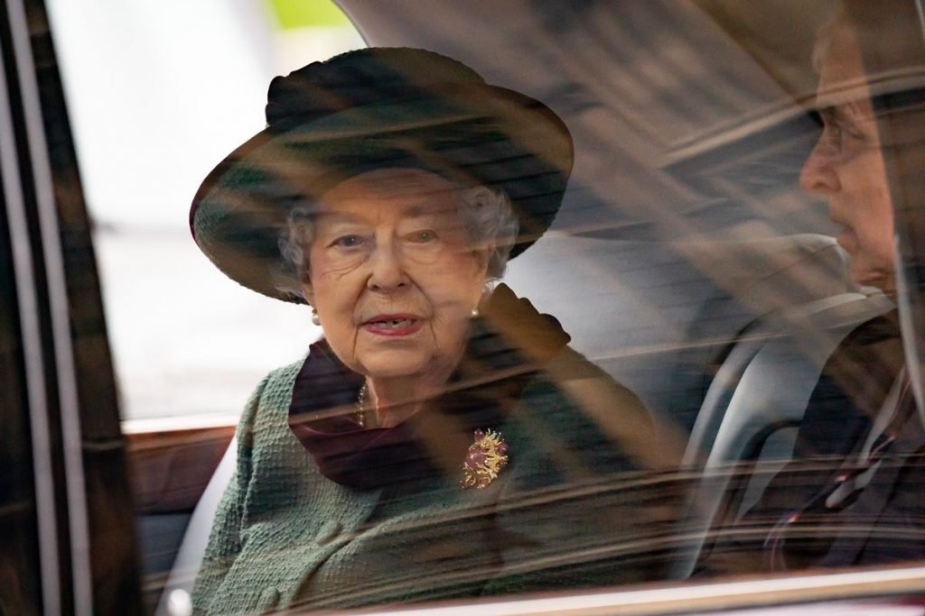 Foto da rainha triste no memorial do príncipe Philip comove a web