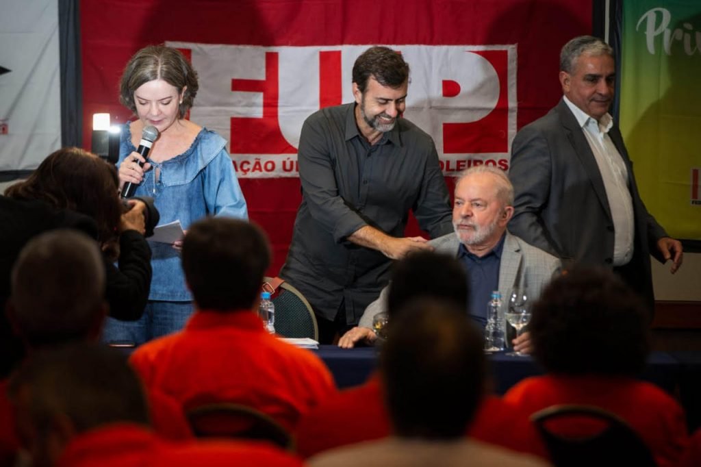 Lula com Gleisi Hoffmann (E), presidente nacional do PT, e Marcelo Freixo (C), candidato ao governo do Rio pelo Psol
