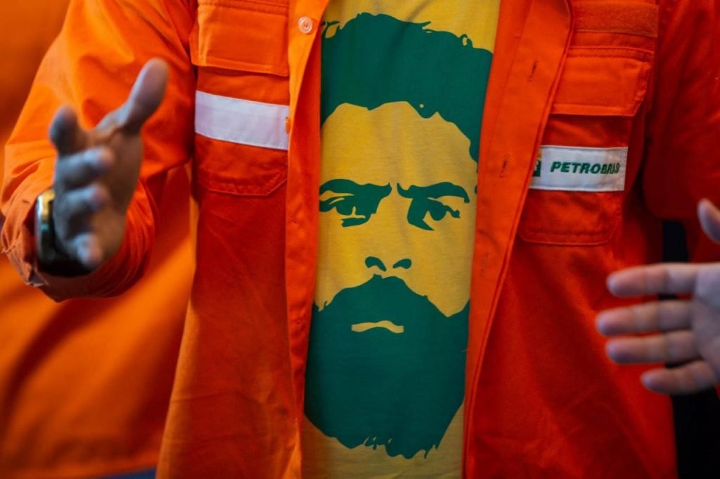 Apoiador do ex-presidente Lula usou uma camiseta com o rosto do candidato, em evento sobre petróleo no Rio de Janeiro