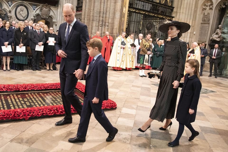 Foto colorida. Príncipe William, príncipe George, Kate Middleton e princesa Charlotte na Abadia de Westminster