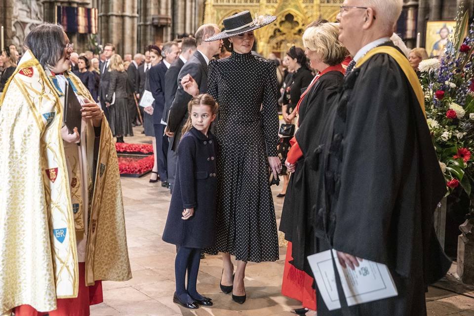 Foto colorida. Princesa Charlotte e Kate Middleton