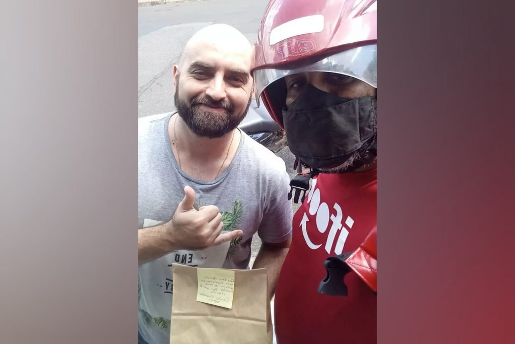 Flávio entregou as doações alimentos, cestas básicas, pizzas, empadão, lanches, mini-pastéis e brinquedos para a criança