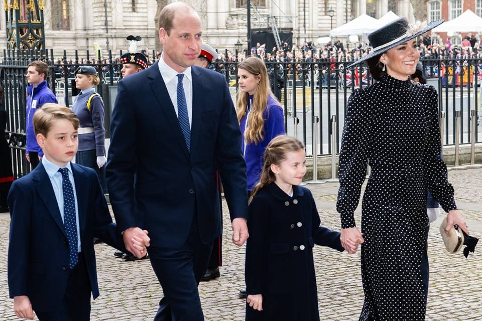 Príncipe William, príncipe George, Kate Middleton e princesa Charlotte na Abadia de Westminster