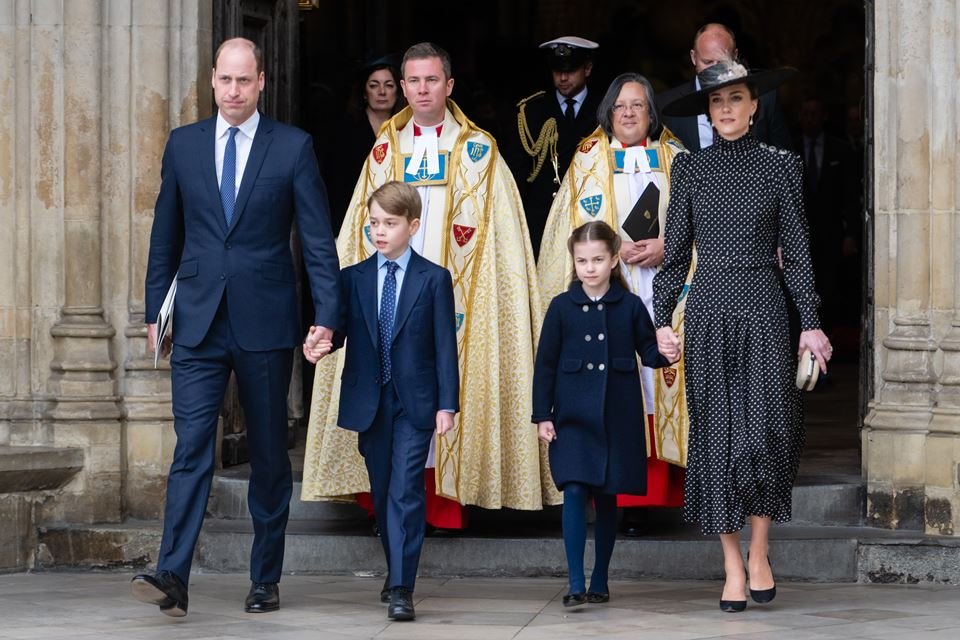 Foto colorida. Príncipe William, príncipe George, Kate Middleton e princesa Charlotte na Abadia de Westminster