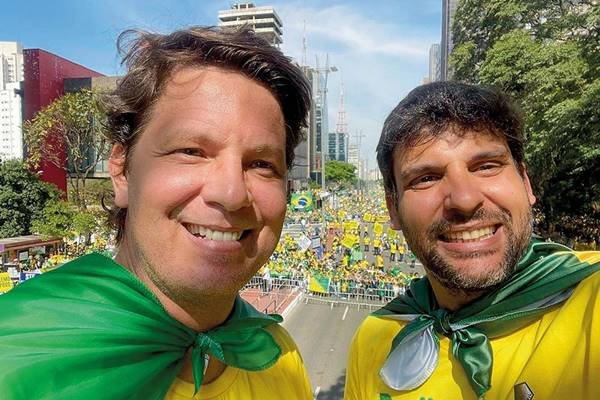 Selfie feita pelo secretário de Cultura, Mário Frias, ao lado do secretário responsável pela lei Rouanet, André Porciuncula. Ambos usam verde e amarelo, sorriem e estão sem máscara em cima de um carro de som na Avenida Paulista, em manifestação - Metrópoles