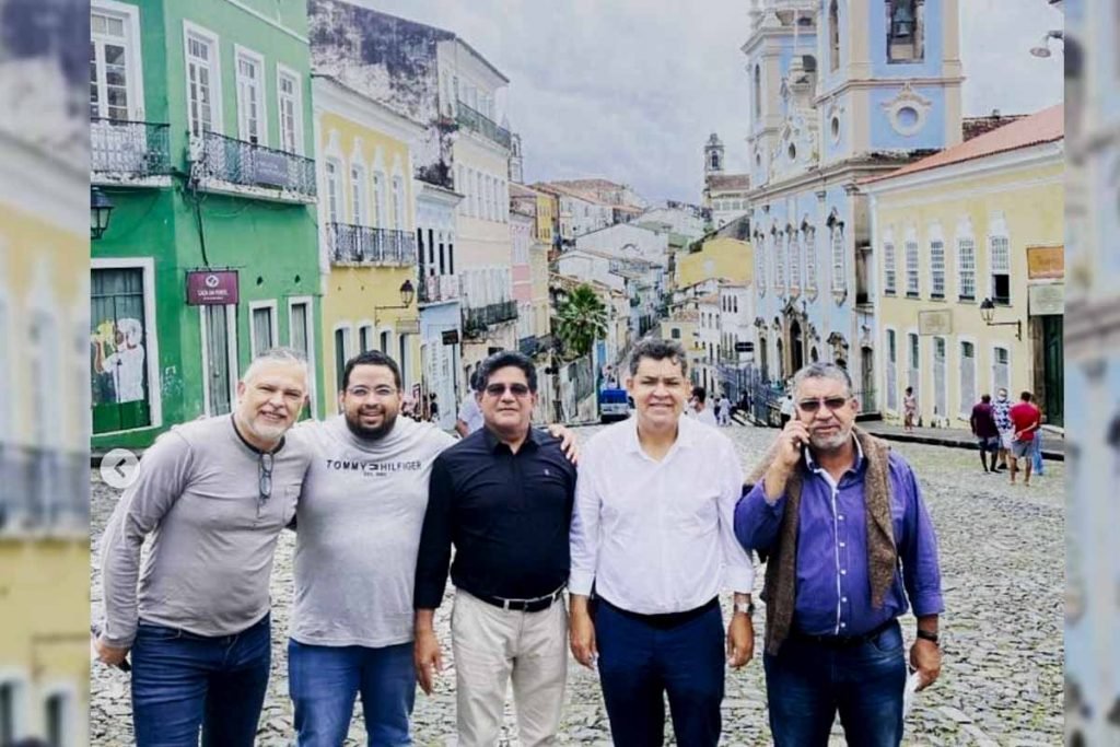 Os pastores Arilton Moura e Gilmar Santos posam ao lado de Helder Diego da Silva Bartolomeu e Angelino Moura Correia para foto tirada no Pelourinho, em Salvador