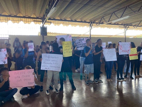 Alunos protestam contra assédio em escola pública do DF- Metrópoles